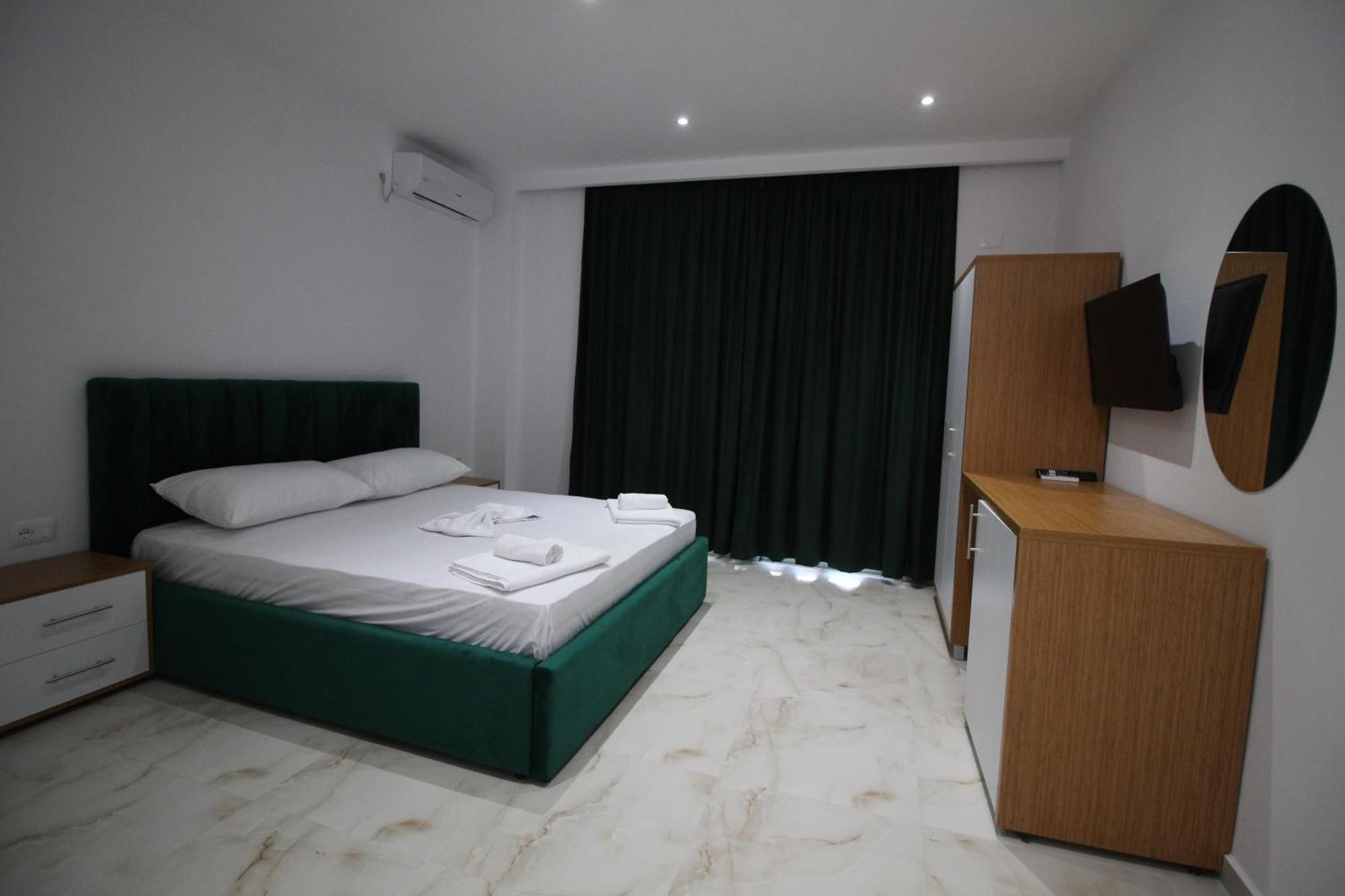 Moonshine Hotel Εξαμίλιο Εξωτερικό φωτογραφία