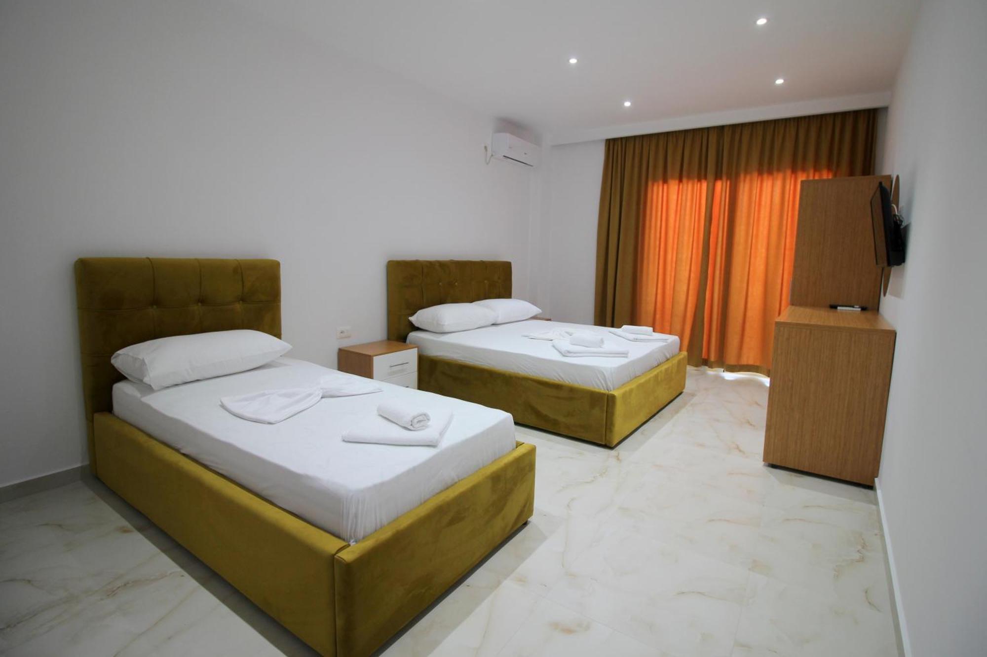 Moonshine Hotel Εξαμίλιο Εξωτερικό φωτογραφία
